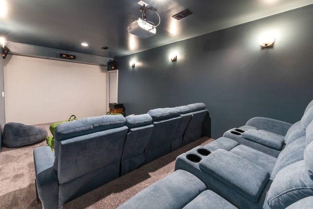 Huge HV Retreat Pool spa Home Theater gym