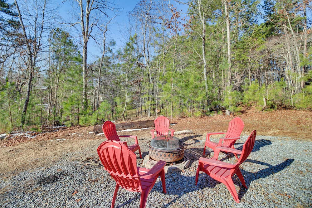Hot Tub & Movie Room: Updated Cabin in Ellijay!