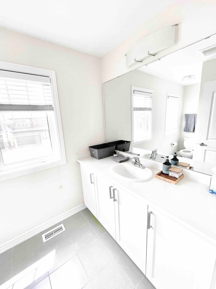 Brand New 5 Bedroom Home in West Niagara