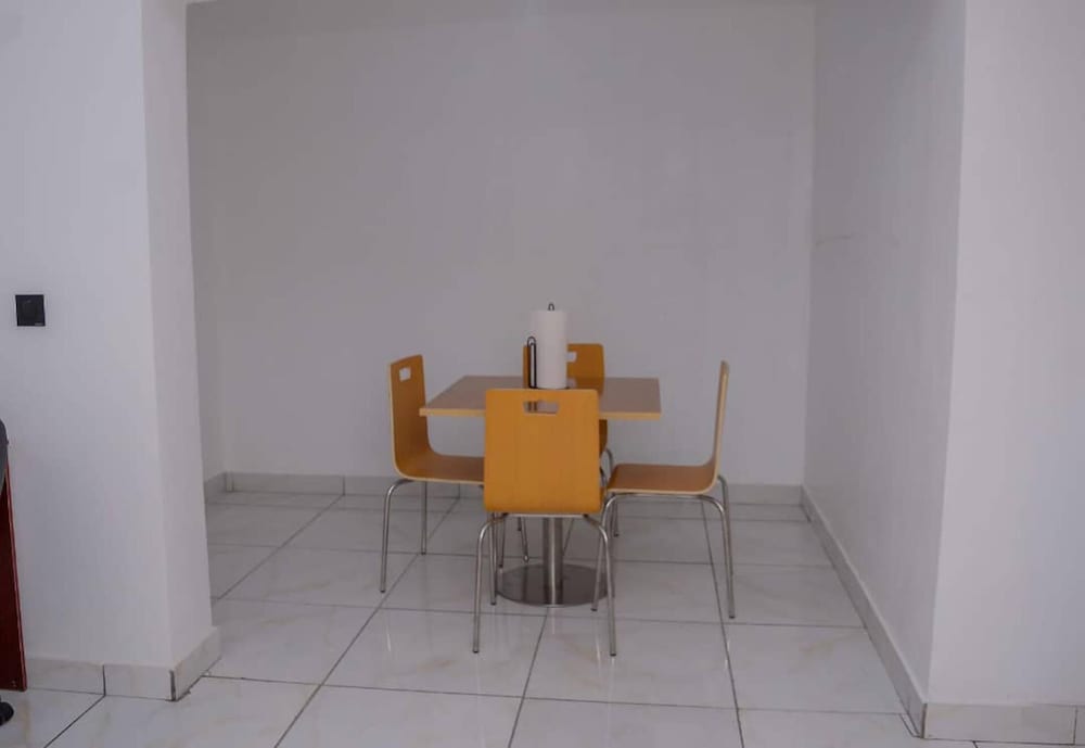 Bamgbose Apartments - Sleeps 2 - Parking - Wifi