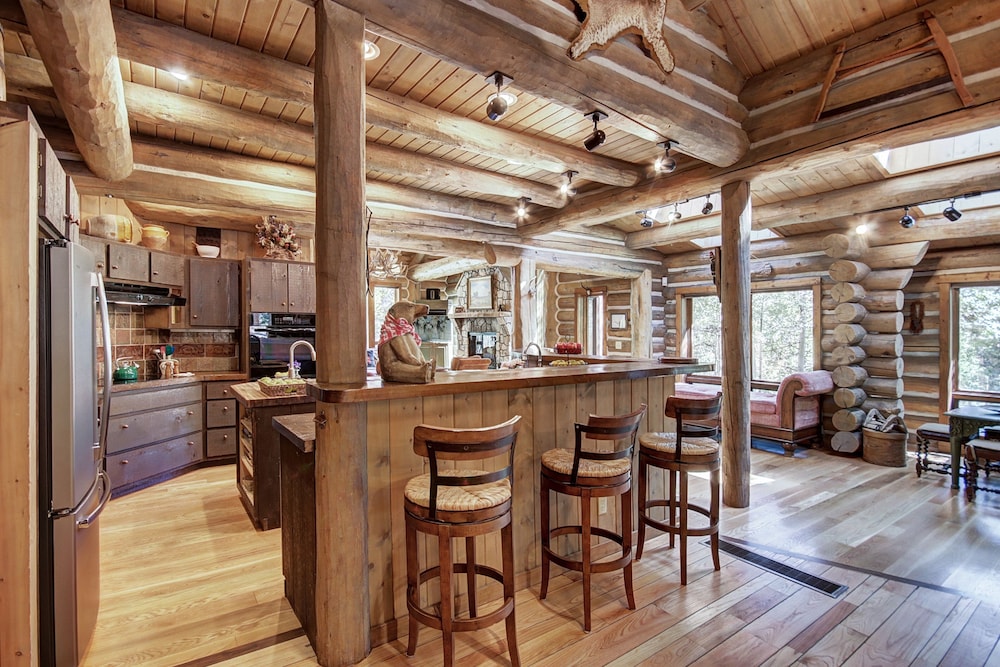 Bear Lodge 6 Bedroom Home by RedAwning