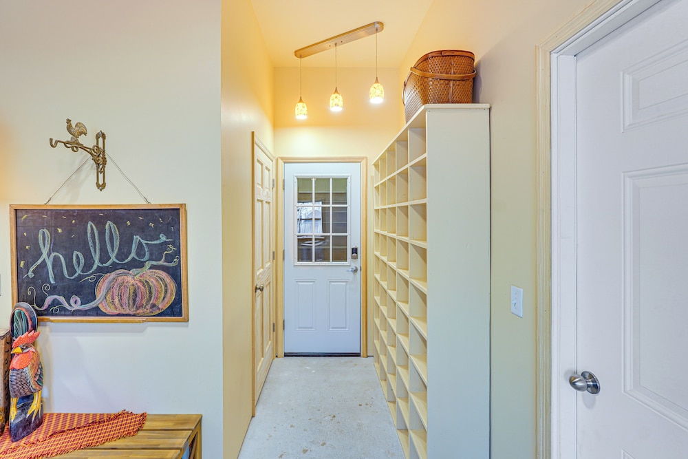 Near Historic Sites: Colorful Hyde Park Apartment!