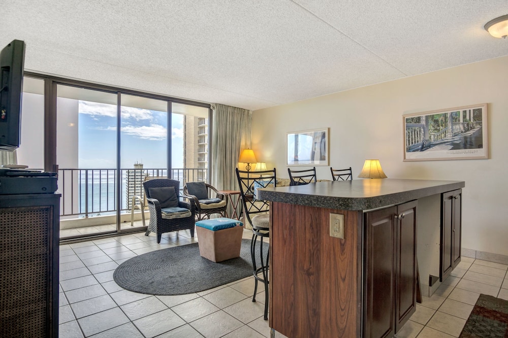 Waikiki Banyan - Ocean View Tower 2 Suite 2904 view 4