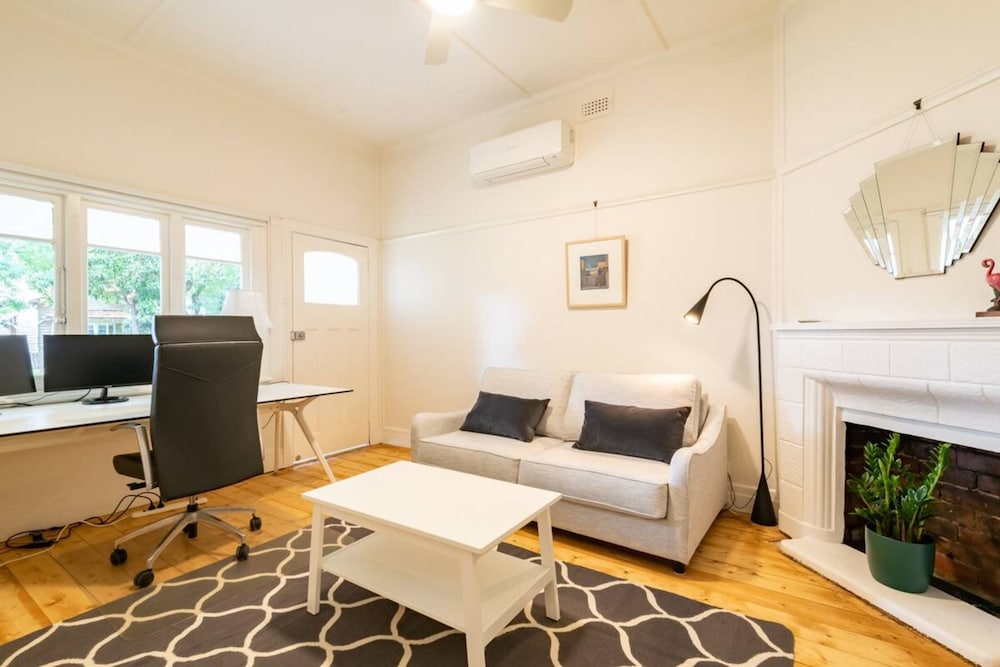 Elegant 2 Bedroom Family House With Backyard in Richmond