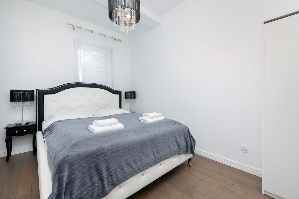 Supreme Apartment Mazowiecka by Renters view 2