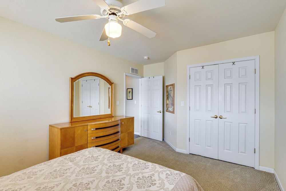 5th-floor Lakefront Condo: Elevator + Pool Access!