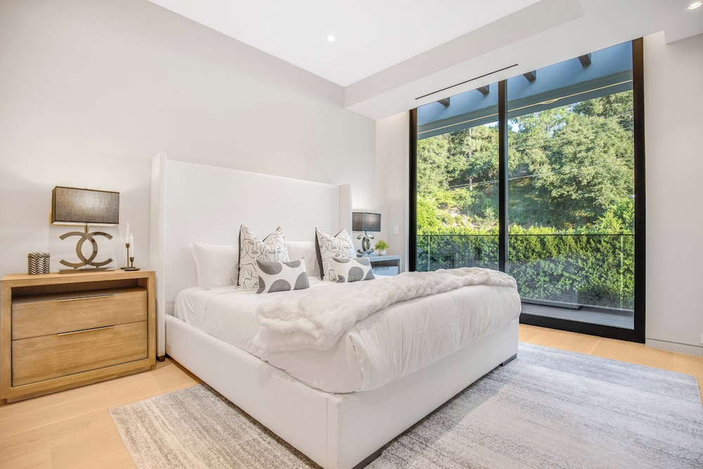 Hutton Villa - 5-bedroom Retreat in Iconic Beverly Hills Oasis