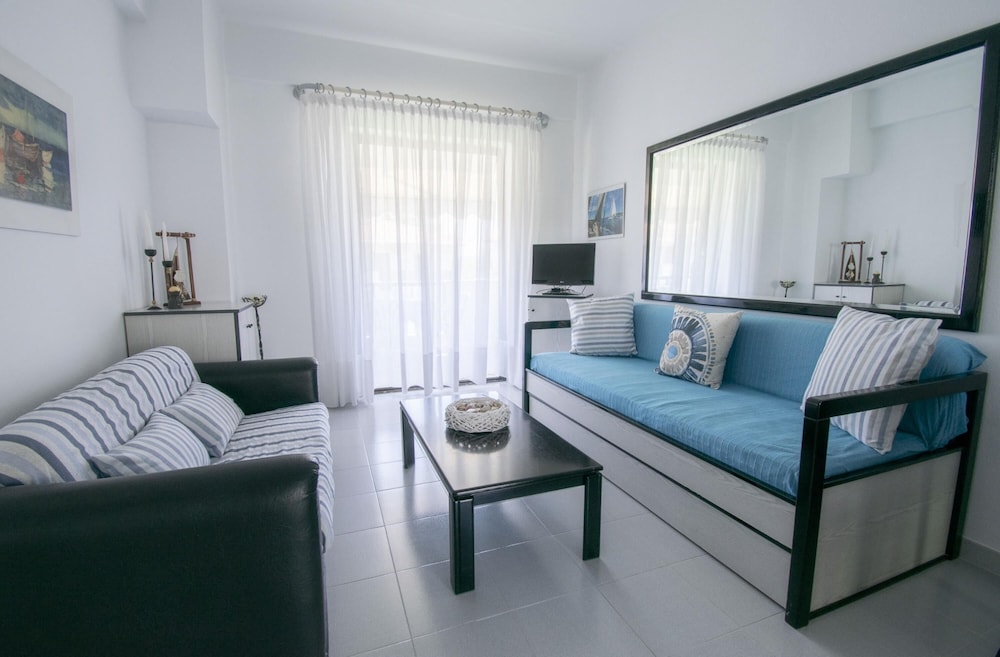 Esperida Apartment by Travelpro Services view 3