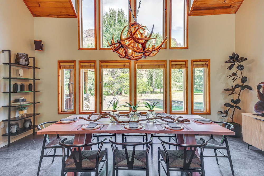 Luxury Cabin on Naches River, Near Mount Rainier!