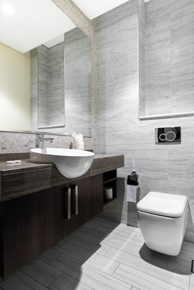 SIMPLY COMFORT Urban Chic Suites in J One Tower City & Canal Views