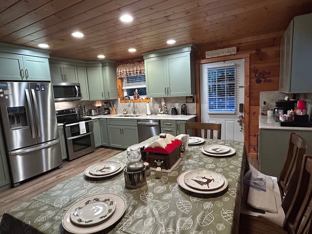 Riverside Retreat 4 Bedroom Cabin