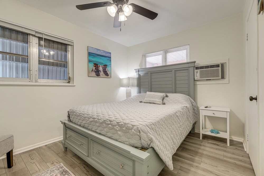 Walk to Shops & Dining: Downtown Stuart Home!