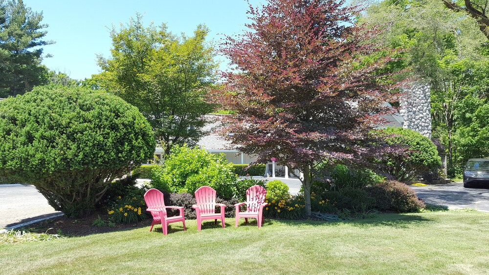 Captain's Quarters Motel - Property Image 16