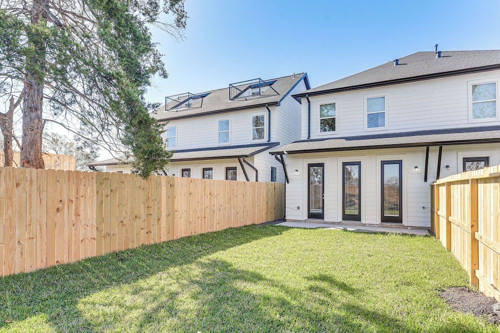 6 Mi to Hospitals: Nurse-friendly Houston Home!