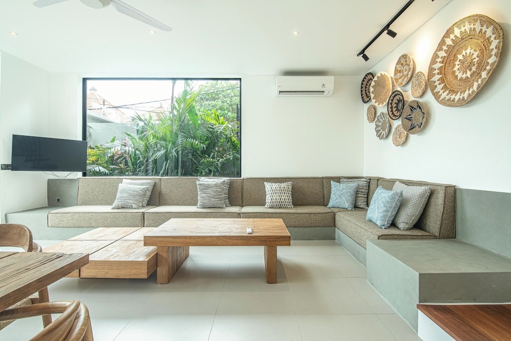 Luxury 5BR Retreat, 400m From Café Del Mar Shore