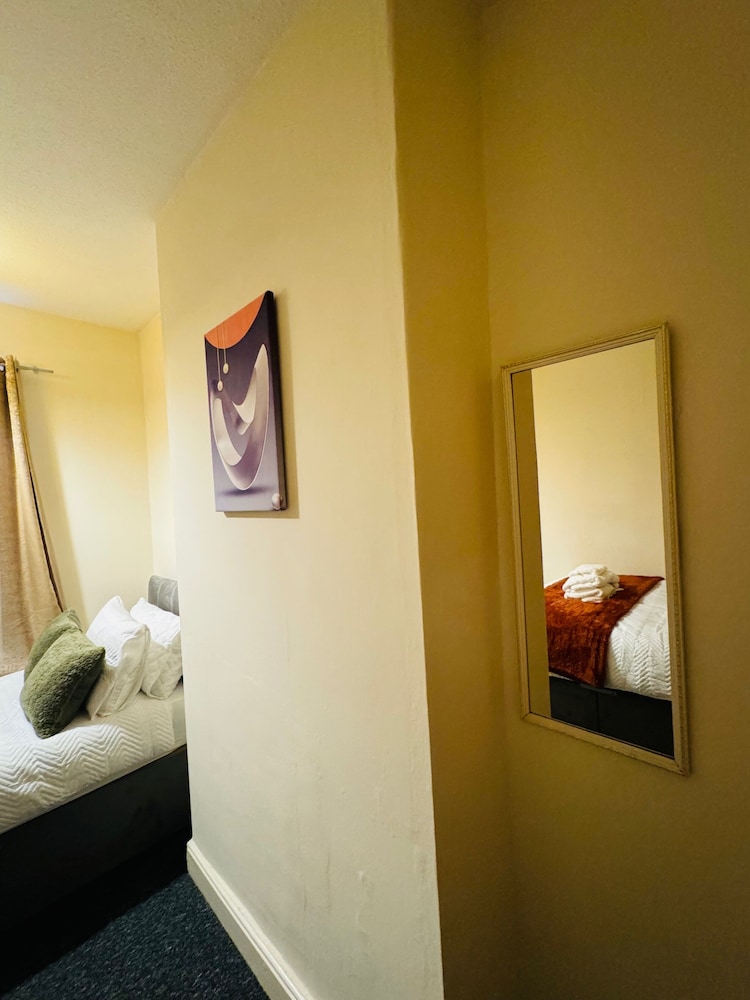 2 Bedroom House - Sleeps 4 - Free Parking, Wifi