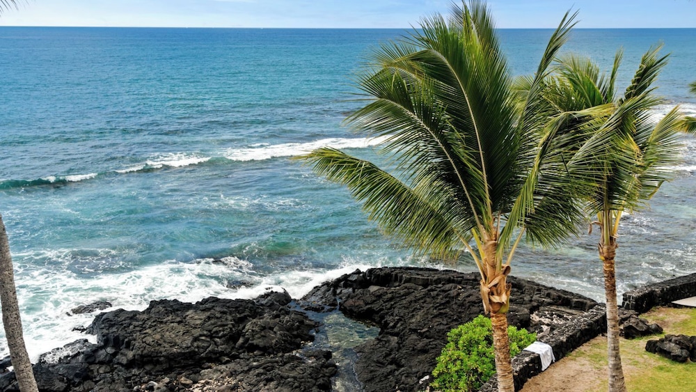 Stunning Top Floor Ocean Front Condo AC & Wifi