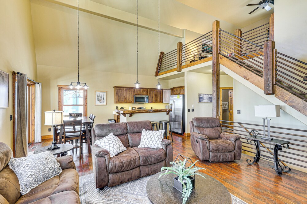 5 Mi to Terry Peak: Spacious Lead Cabin w/ Hot Tub
