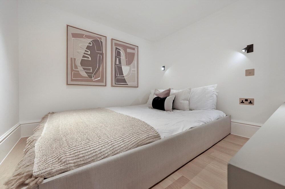 Stylish Earl's Court Studio Plus Patio
