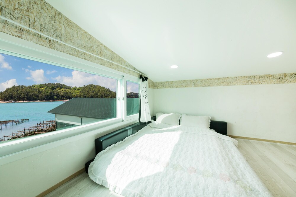 Yeosu Dolsanmaru Pension