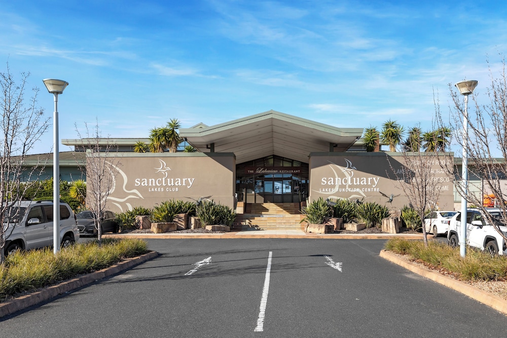 golf pool 2B House in point cook VIC