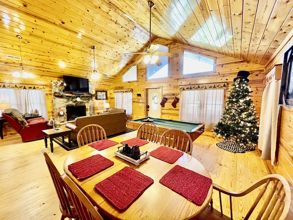 Little Sugar Camp 3 Bedroom Cabin by RedAwning