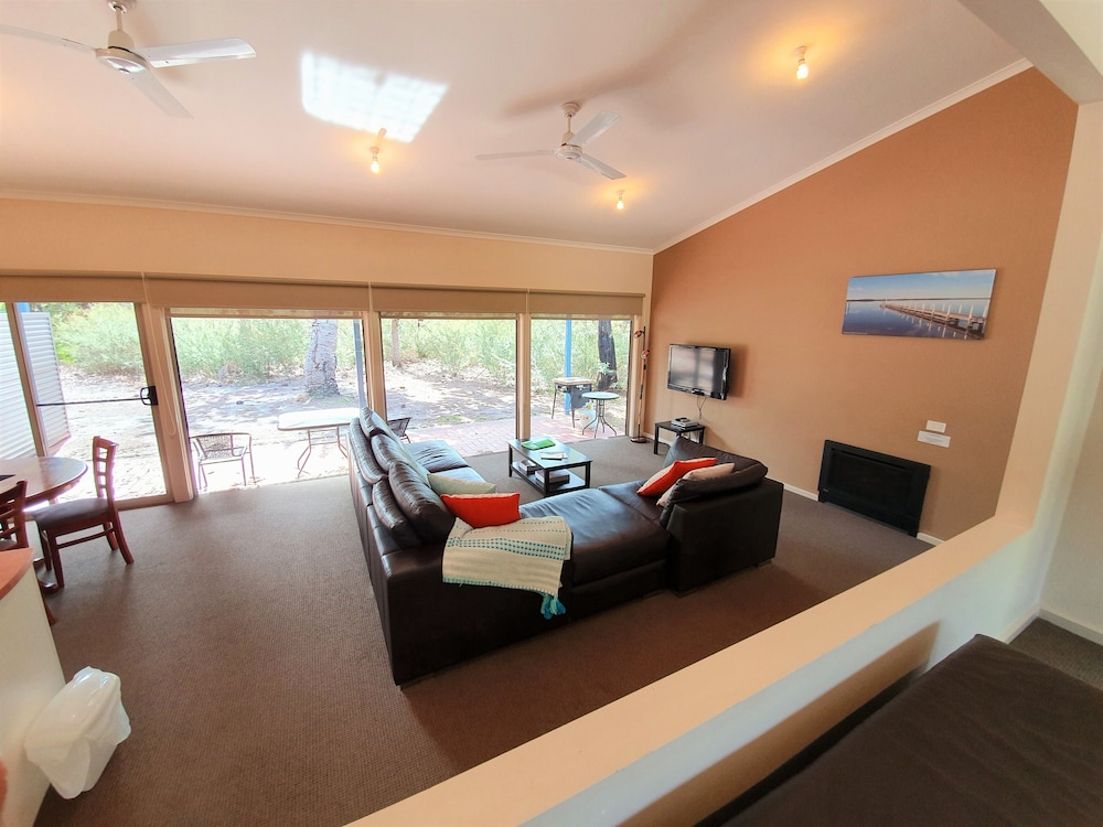 Waterfront Retreat At Wattle Point