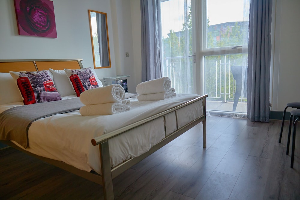 Birmingham City Centre Apartment view 4