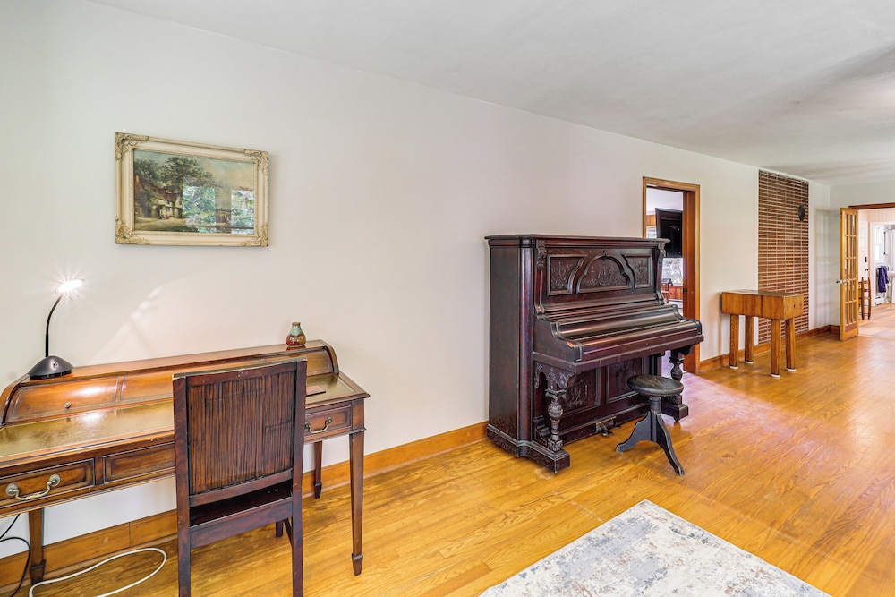 Hike & Leaf Peep! Peaceful Home in Laurel Springs