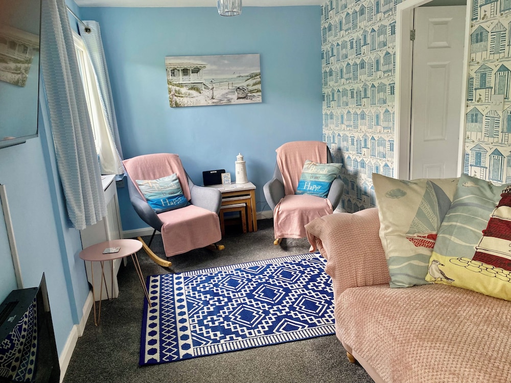 Large 3 bed Chalet -sleeps 6- dog Friendly- Garden