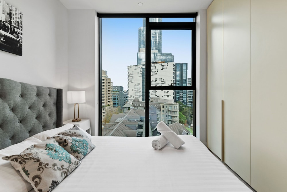 Bright Apartment With City Views in Trendy Locale