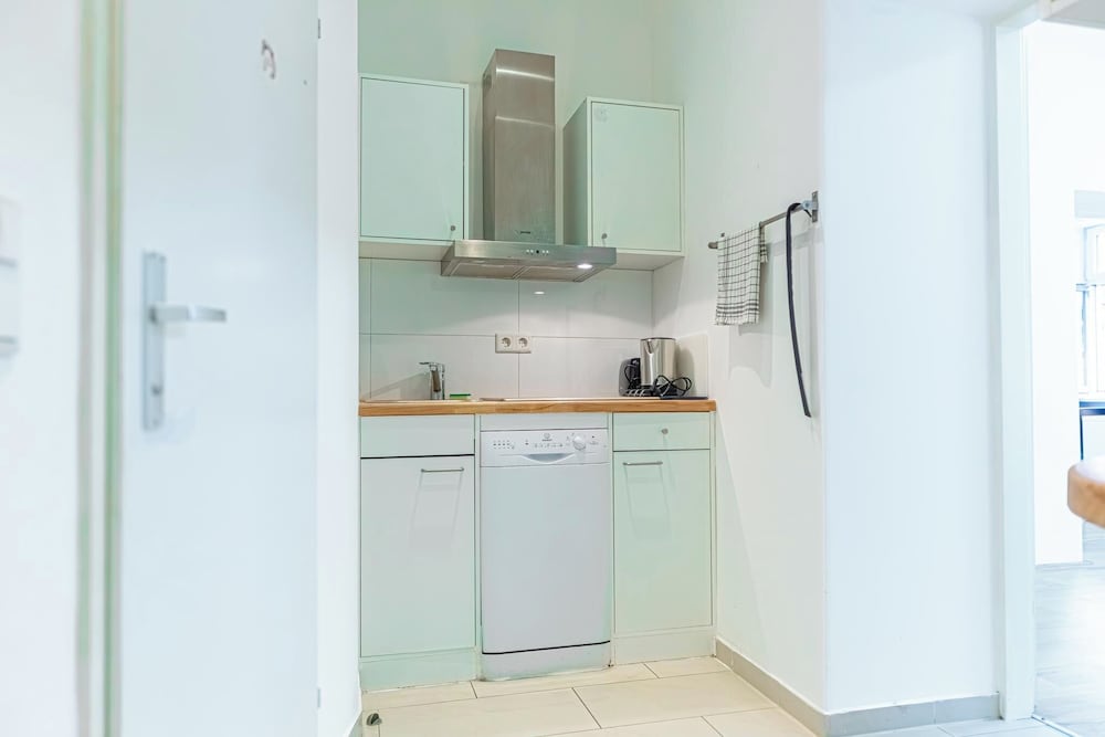 Budget 2BR Apt Near Wiener Stadthalle