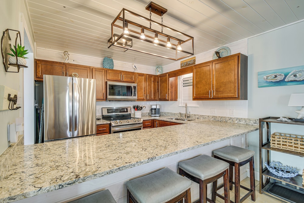 Balcony w/ Pool & Beach Views: Gulf Shores Condo!