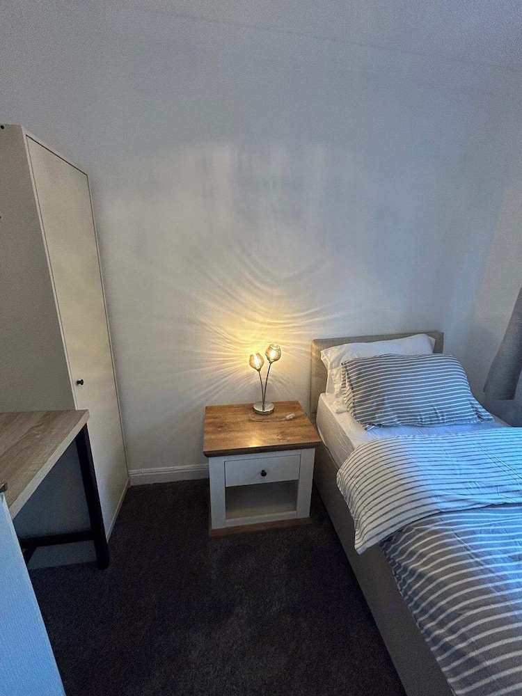Cosy 3-bed Retreat - Garden, Parking & Bbq