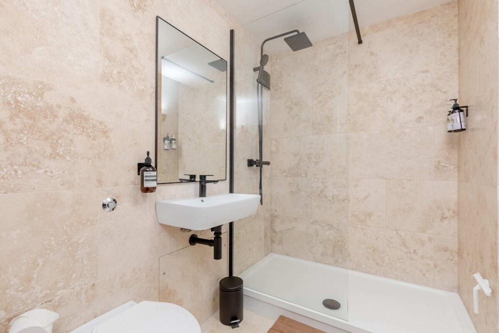 Chic 1BD Maisonette W/hot Tub, King's Cross!