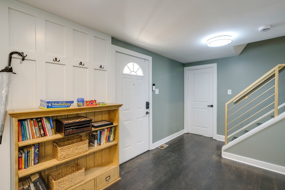 Family Friendly: Modern Retreat in Fort Washington