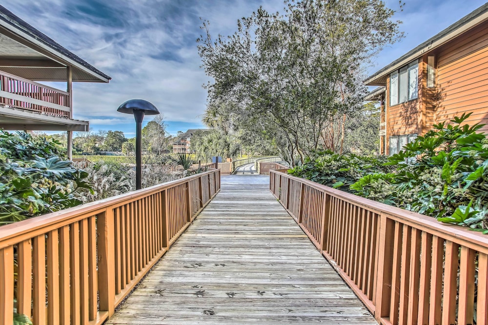 Beautiful Lakefront Condo: Easy Walk to the Beach! view 5