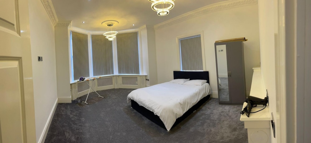 Immaculate 1-bed Lux Apartment in Wolverhampton view 3