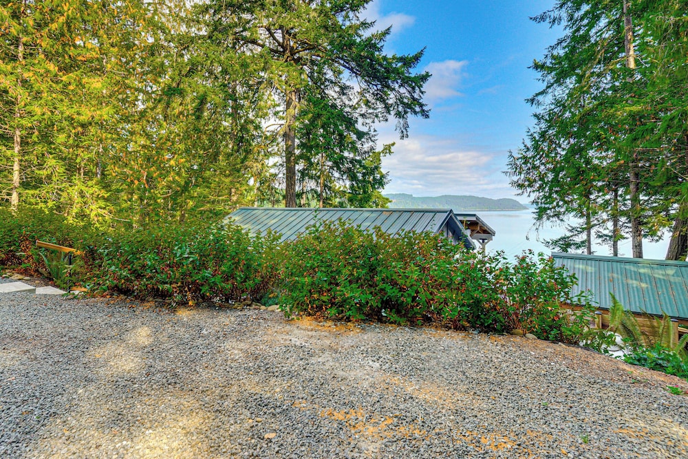 Outdoor Kitchen & Canal Views: Cabin in Quilcene!