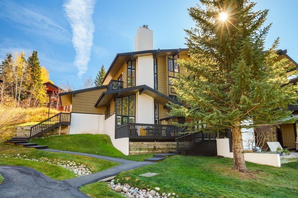 Hillsider 7 2 Bedroom Townhouse view 3