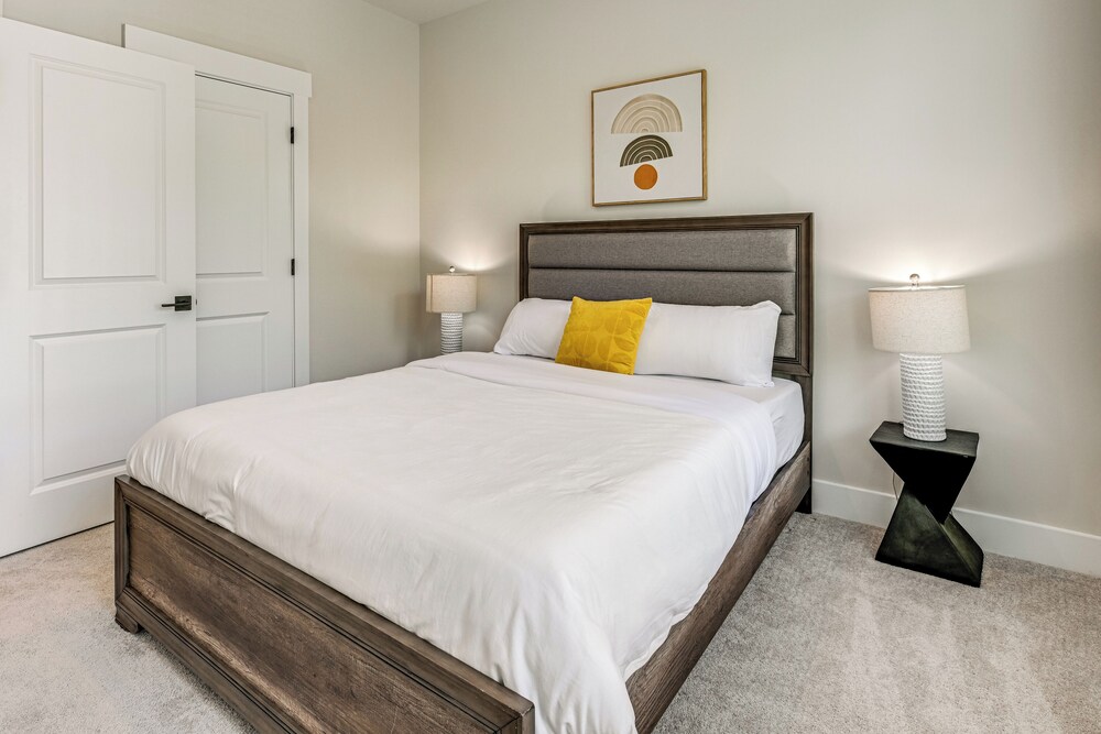 2 Mi to Dtwn Charlotte: Unit w/ Rooftop Deck!