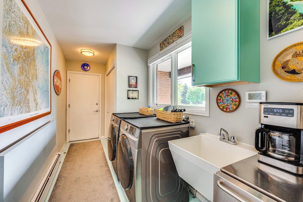 Mtn-view Home w/ Pickleball Court in Louisville!