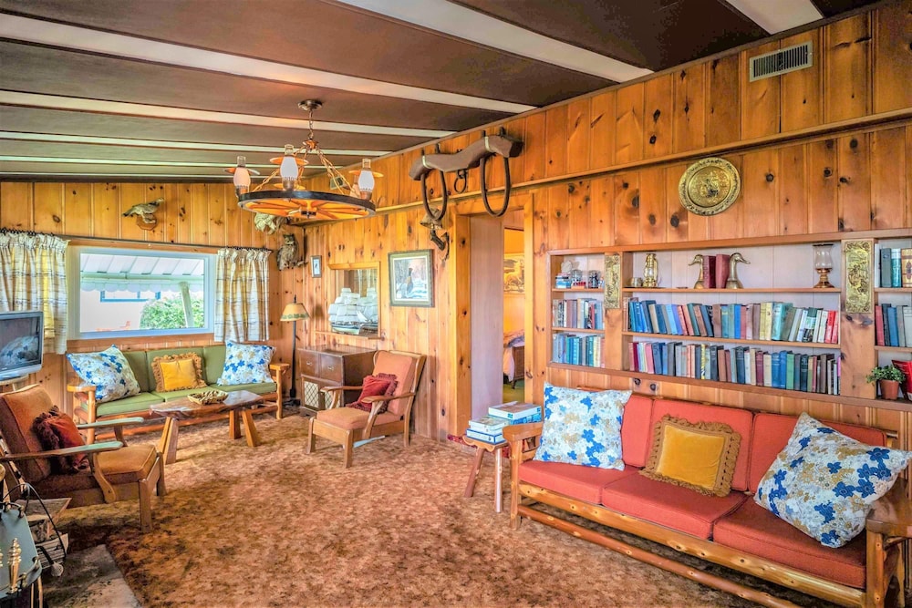 Retro Spacious Cottage - Somewhere in Time