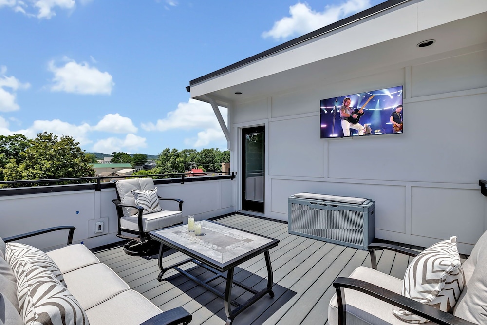 Soprano-private Rooftop-gr8 Walking Location
