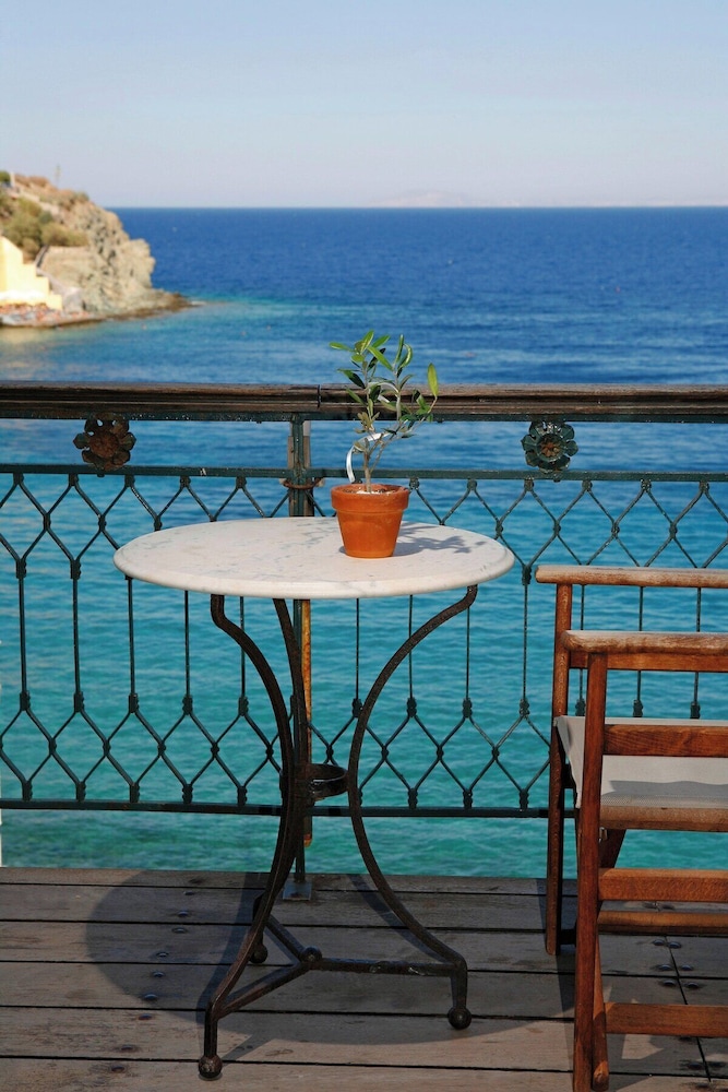 Seaside Neoclassical Property in Vaporia Ermoupoli