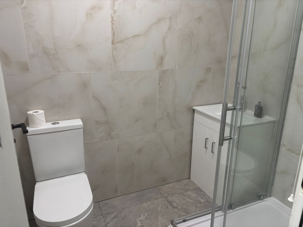 Luton Centrally Located Apartment v Close London Luton Airport