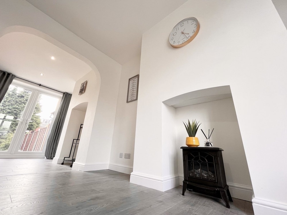 Worksop Newly Refurbished 2-bedroom House view 5
