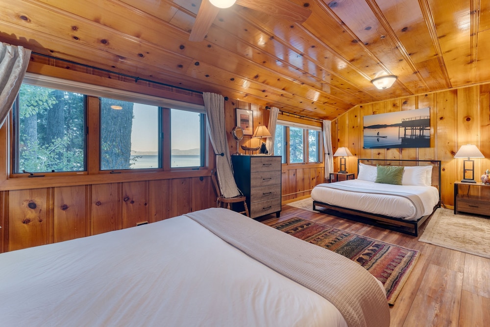 Lakefront Haven by Avantstay Minutes to Ski Resorts Private Dock Boat