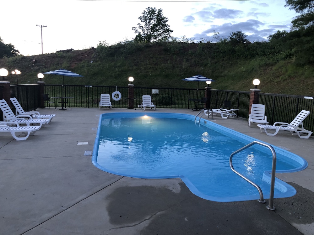 The Tompkinsville Inn view 5