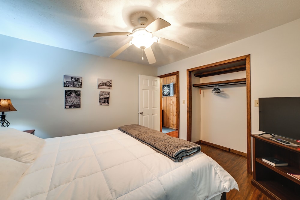 Dog-friendly Kentucky Lake Home w/ Game Room!